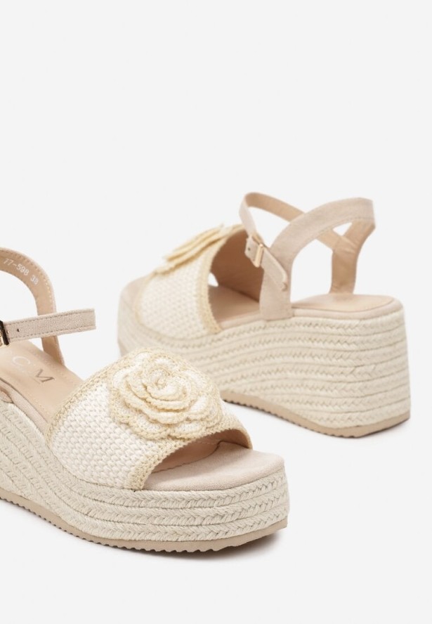 Beżowe Sandały na Koturnie z Plecionką i Kwiatem 3D Falavina