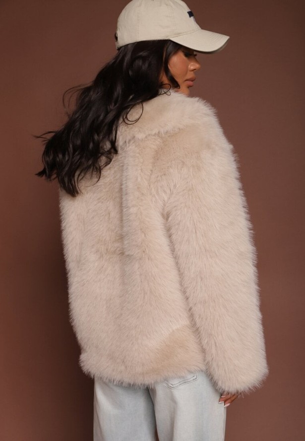 Beżowa Futerkowa Kurtka o Krótszym Kroju z Kieszeniami i Zapięciem na Haftkę Tililda