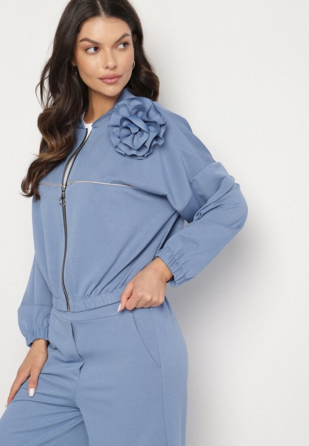 Niebieski Komplet Dresowy z Wiskozą Szerokie Spodnie i Bluza ze Stójką i Broszką Redasena