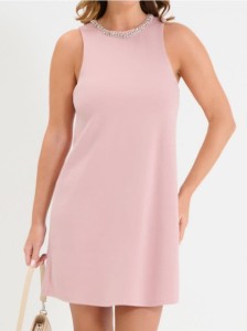 Sukienka mini z dekoracyjnym dekoltem - różowy