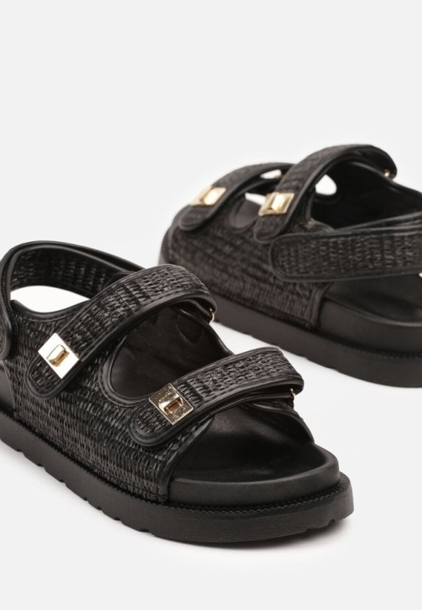 Czarne Sandały Ozdobione Metalicznymi Aplikacjami i Dwoma Paskami Pillirene