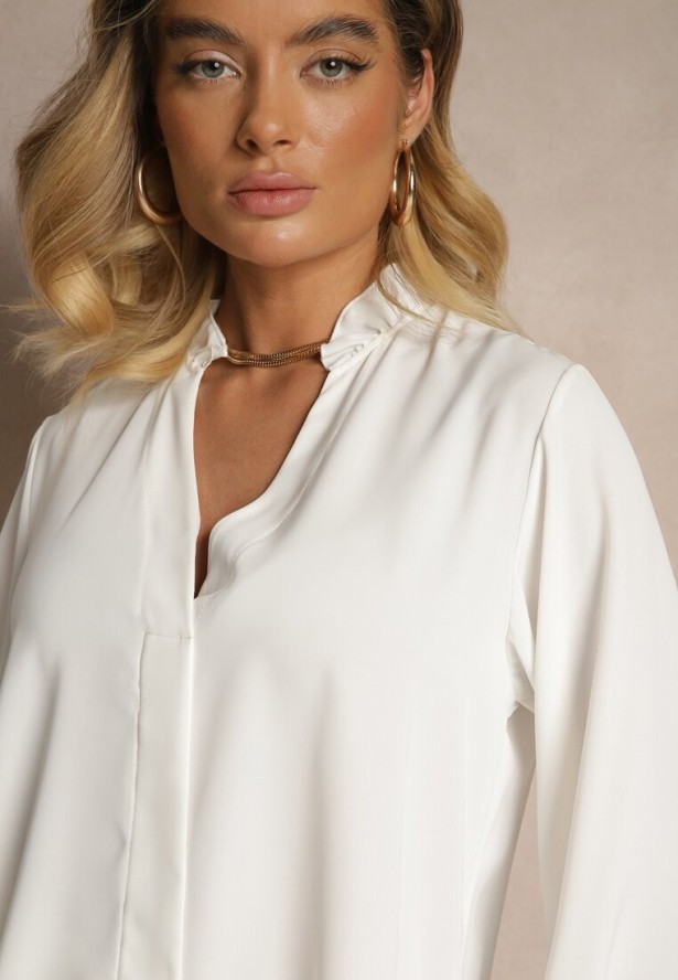 Biała Bluzka z Dekoltem w Kształcie Litery V Zdobionym Falbanką Davissia