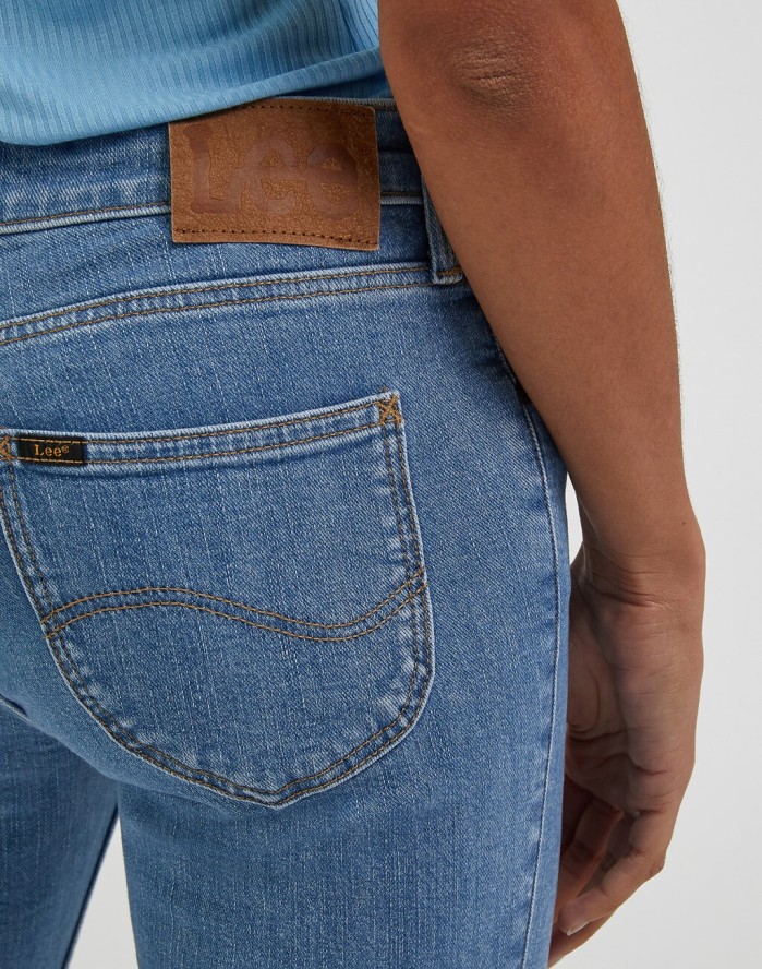 LEE SCARLETT DAMSKIE SPODNIE JEANSOWE JUST A BREESE L526FAB38 112330601