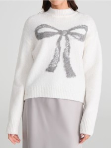 Sweter z kokardą zdobioną cekinami - wielobarwny