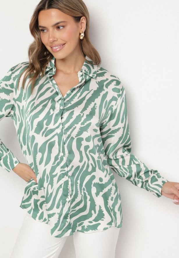 Zielono-Biała Koszula z Dłuższym Tyłem w Abstrakcyjny Wzór Nilhiris