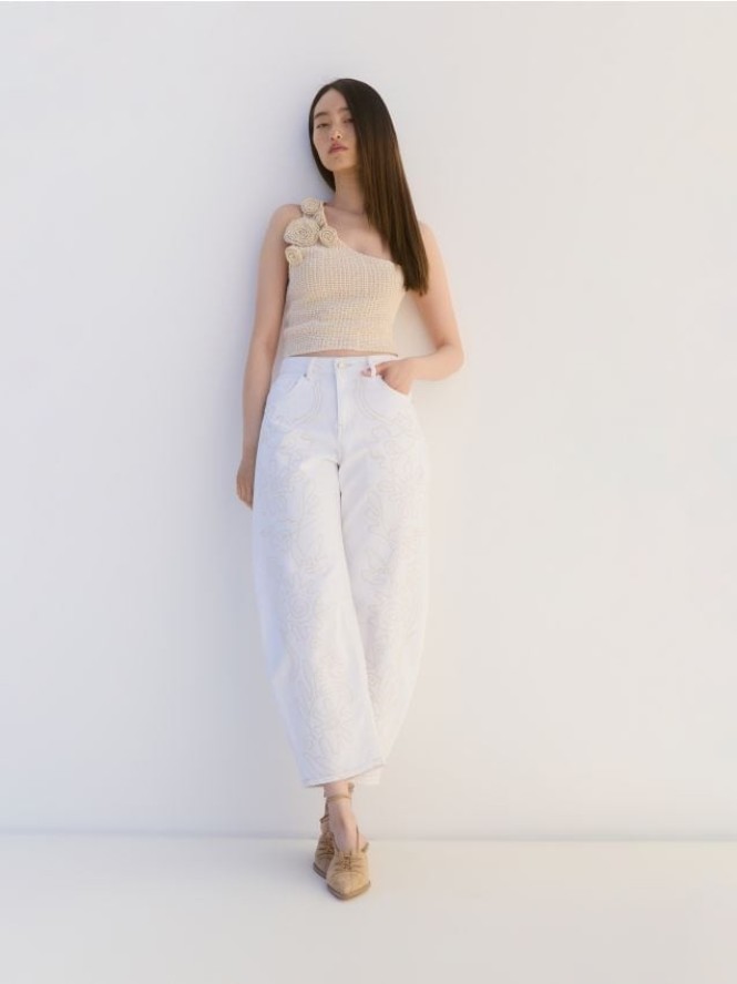 Jeansy barrel leg z haftem - biały