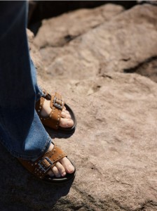 Zamszowe klapki z okuciami - brązowy