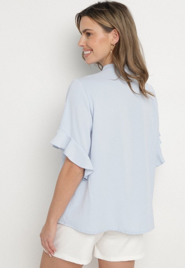 Jasnoniebieska Bluzka Ozdobiona Wiązaniem i Falbanami Fademina
