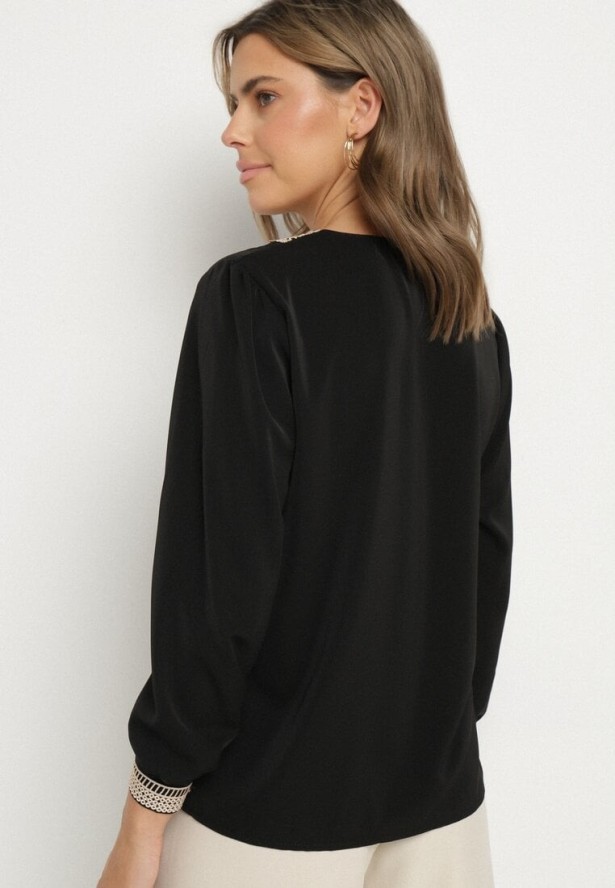 Czarna Bluzka w Rustykalnym Stylu z Koronką i Dekoltem w Serek Gonlira