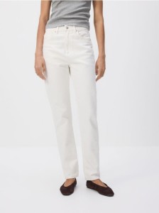 Jeansy mom fit slim z dłuższą nogawką - złamana biel