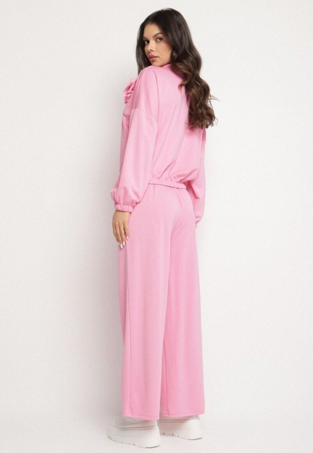 Różowy Komplet Dresowy z Wiskozą Szerokie Spodnie i Bluza ze Stójką i Broszką Redasena