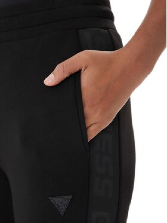 Guess Spodnie dresowe V2YB18 K7UW2 Czarny Regular Fit