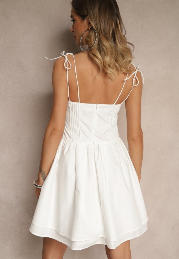 Biała Rustykalna Sukienka Vices z Bawełny Zdobiona Wiązaniem Fenirelle