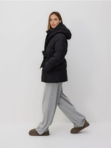 Pikowana kurtka z wiązaniem - czarny