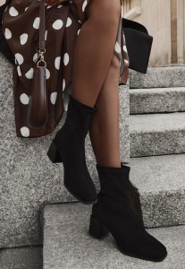 Czarne Botki na Niskim Słupku Catrinnesa