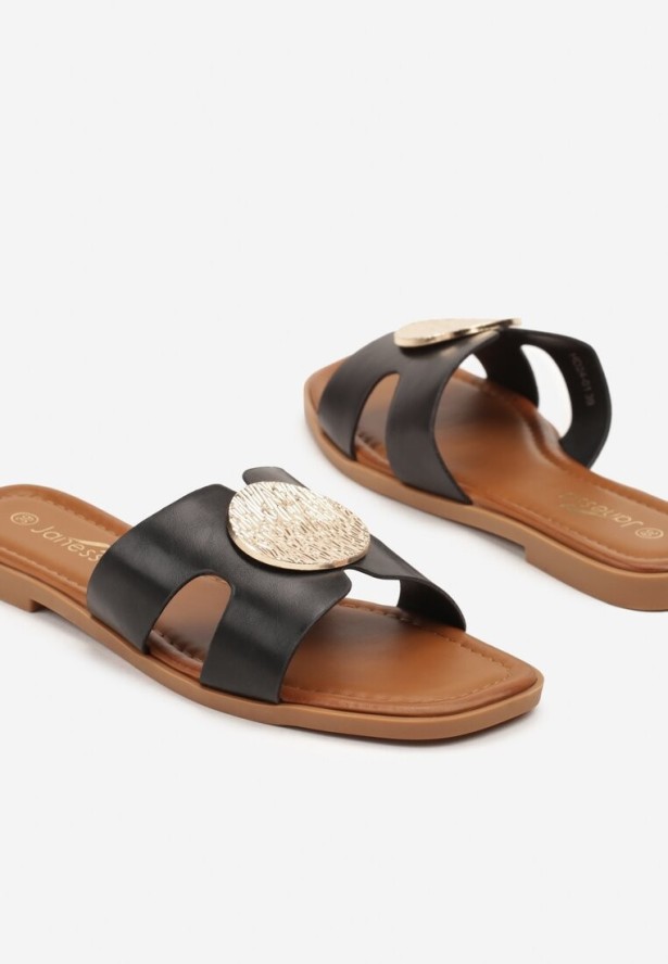 Czarne Klapki Zdobione Metaliczną Aplikacją i Wycięciami w Cholewce Sopeneva