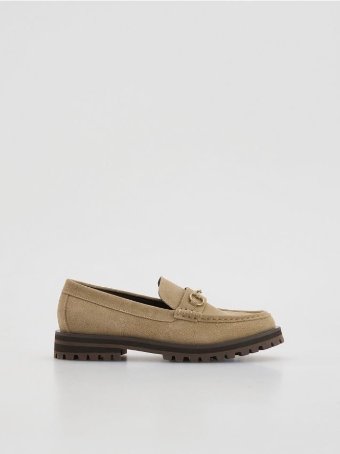 Zamszowe loafersy - beżowy