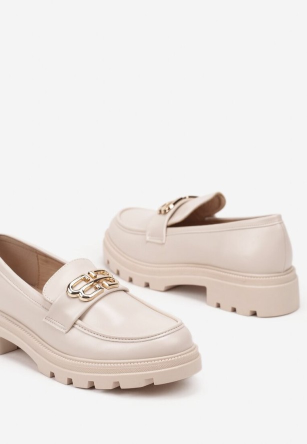 Beżowe Mokasyny na Płaskiej Podeszwie Ozdobione Metaliczną Aplikacją Aridi