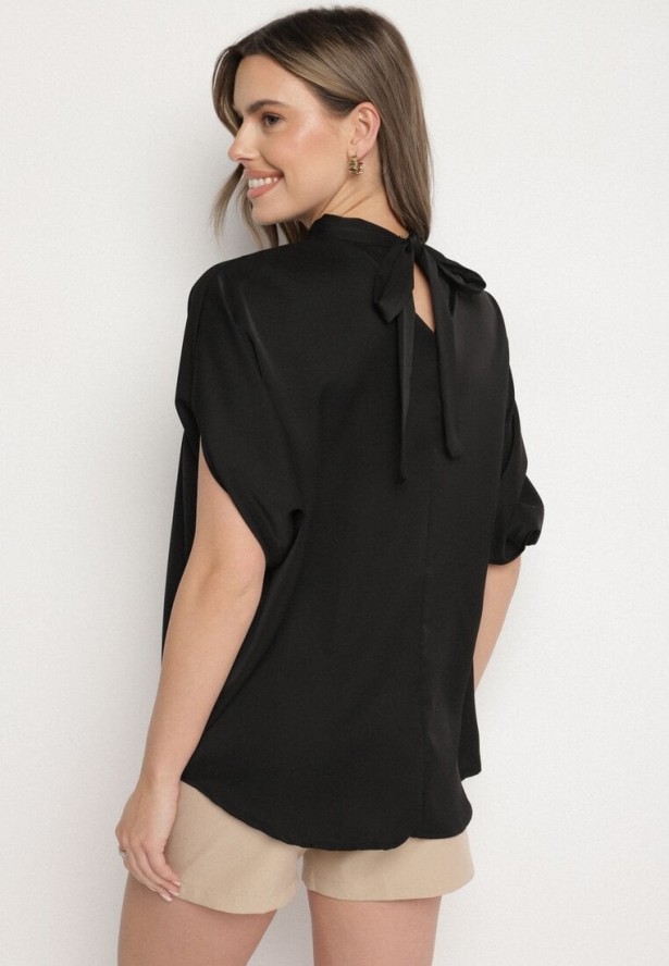 Czarna Bluzka Ozdobiona Stójką i Wiązaniem Rinelea