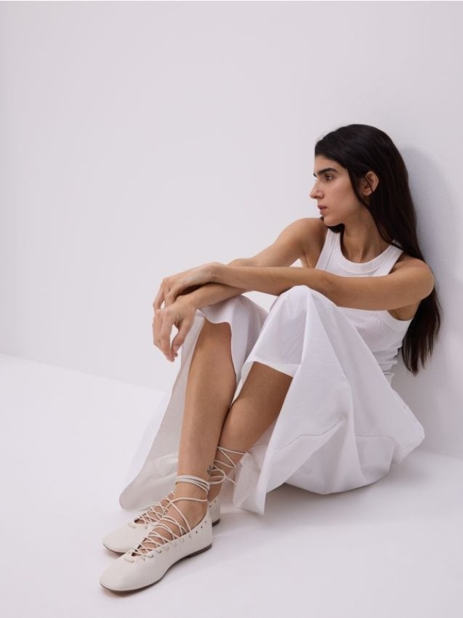 Baleriny z ozdobnym wiązaniem - złamana biel