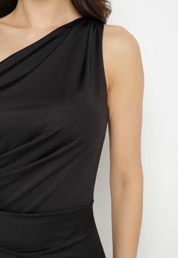 Czarna Sukienka na Jedno Ramię z Marszczeniem i Rozcięciem Talirisa