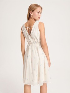 Sukienka z kwiatowym haftem - kremowy