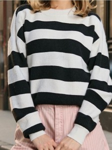 Sweter w paski - wielobarwny