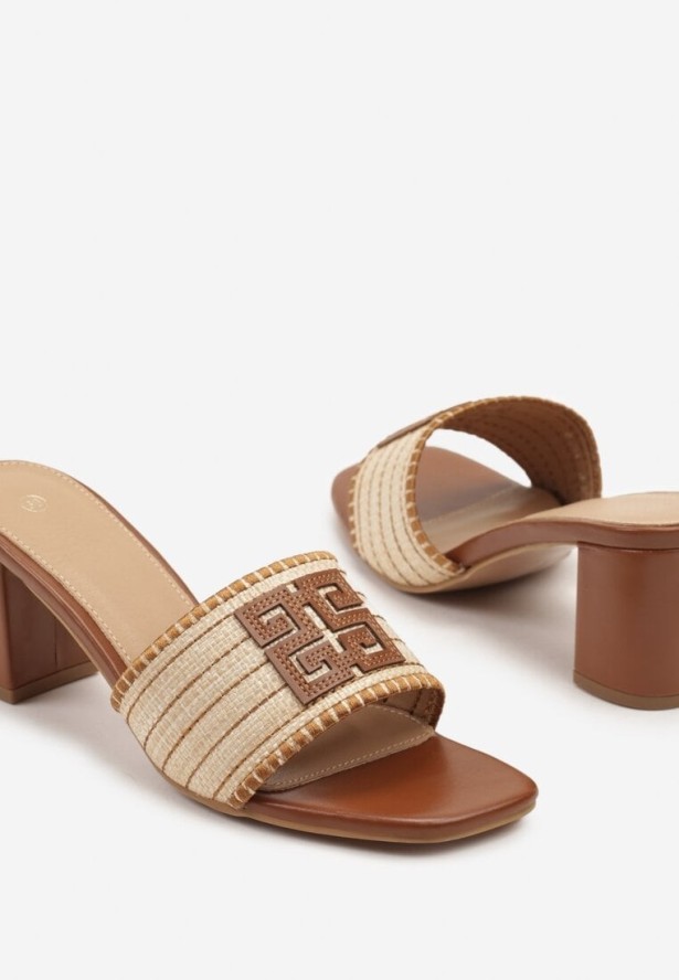 Brązowe Klapki na Obcasie z Ozdobną Naszywką Mevoriane