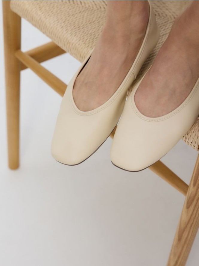 Skórzane baleriny - złamana biel