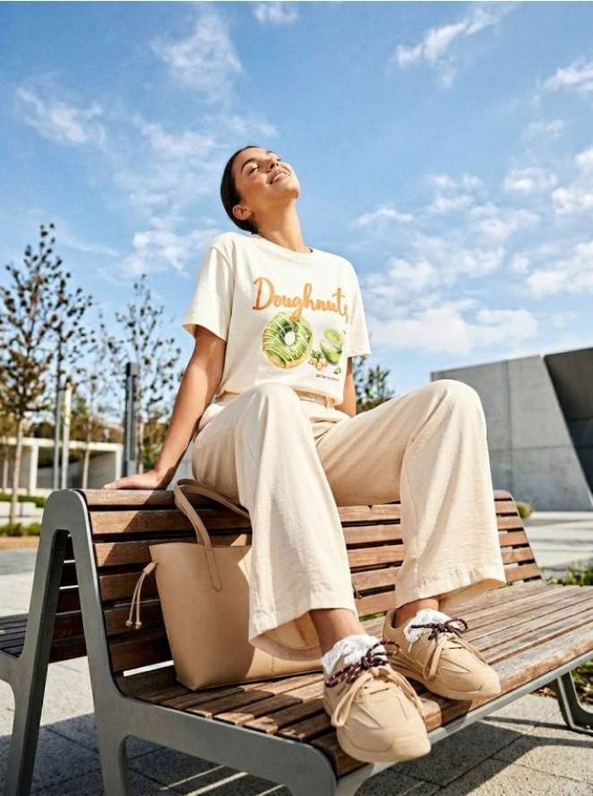 Bawełniana koszulka z nadrukiem - kremowy