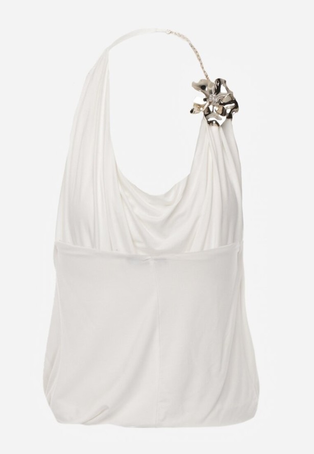 Biały Marszczony Top Halter z Łańcuszkiem i Kwiatem Przy Dekolcie Idivanna