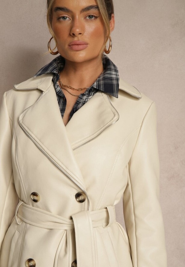Beżowy Płaszcz Trencz z Ekoskóry o Dwurzędowym Kroju z Paskiem Nilianis