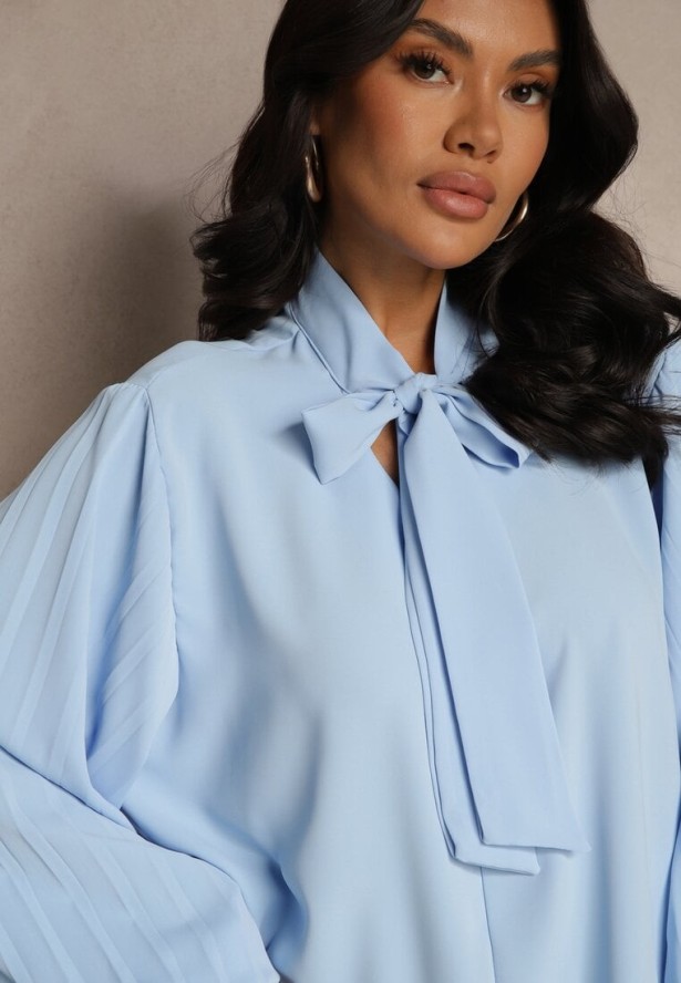 Jasnoniebieska Bluzka Ozdobiona Wiązaniem i Plisowanymi Rękawami Jenowena