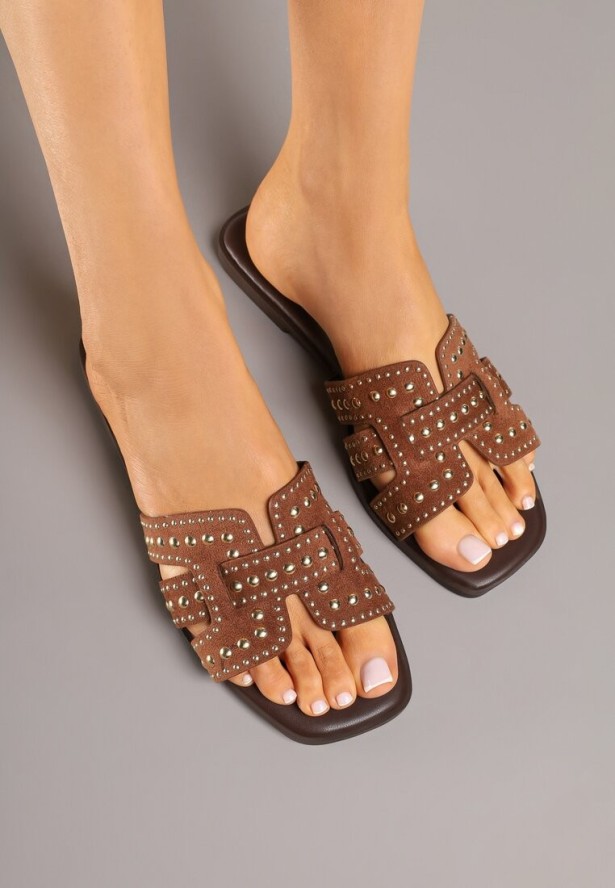 Brązowe Klapki z Przeplatanymi Paskami Zdobione Nitami Redanire