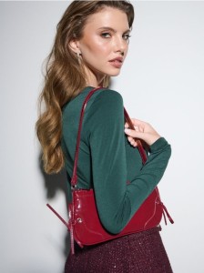 Mała lakierowana torebka na ramię - bordowy