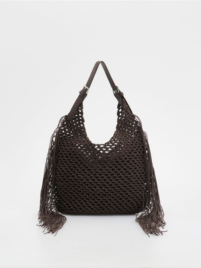 Pleciona torebka hobo z frędzlami - ciemnobrązowy