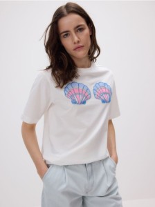 T-shirt z koralikami - złamana biel