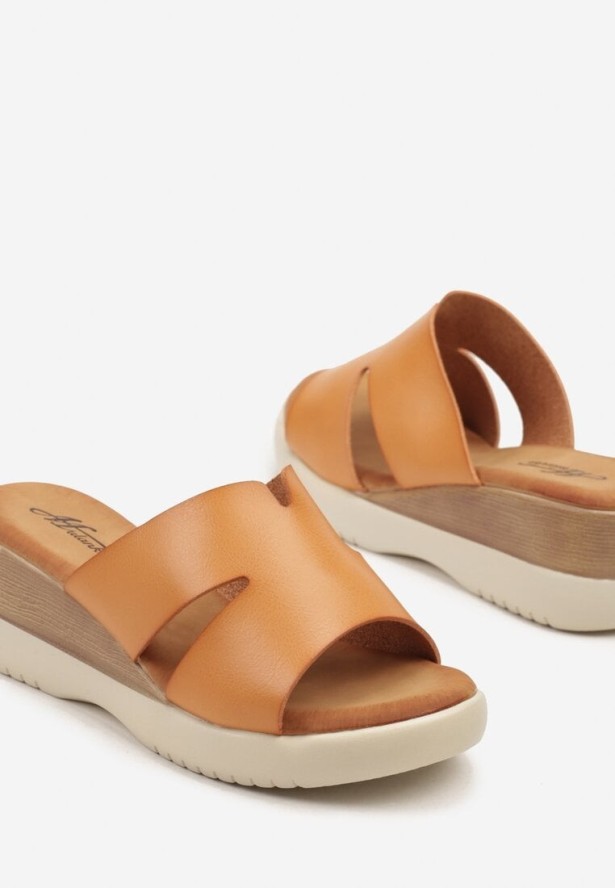 Jasnobrązowe Klapki na Koturnie z Ozdobnymi Wycięciami Zeffine