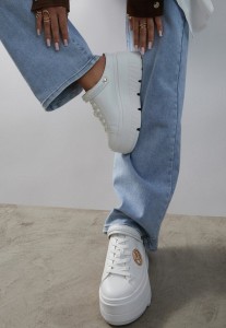 Białe Sneakersy Vices na Platformie z Tłoczeniem Paskiem na Pięcie i Metaliczną Aplikacją Selfedi