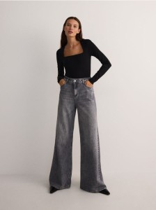 Body z dekoltem karo - czarny