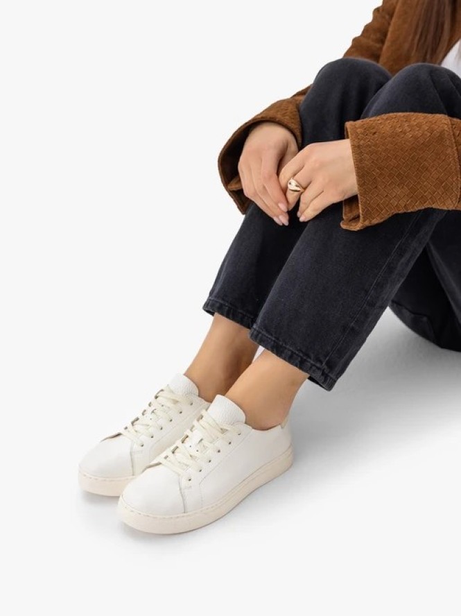 Białe sneakersy ze skóry licowej