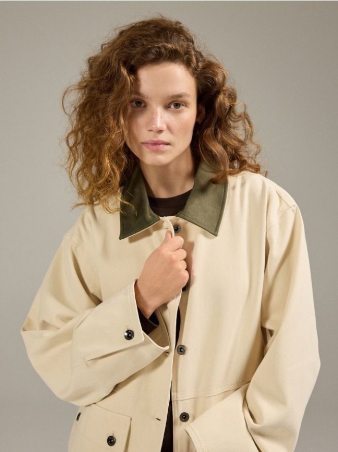 Jeansowa kurtka z kontrastowym kołnierzykiem - złamana biel