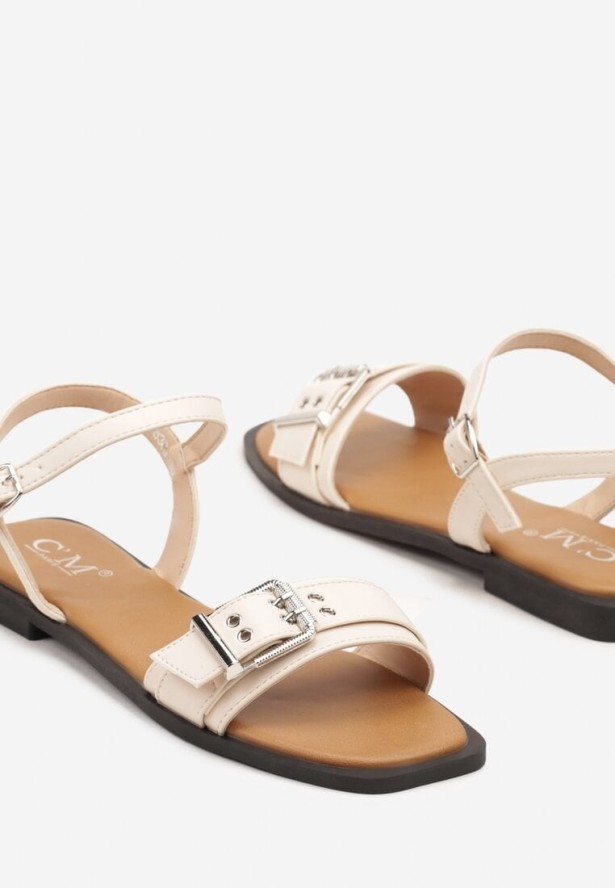 Beżowe Sandały na Płaskiej Podeszwie Zdobione Klamerką i Nitami Zellevia