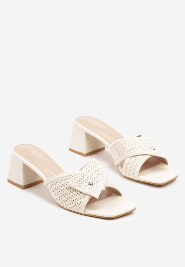 Białe Klapki na Obcasie z Plecioną Asymetryczną Cholewką Varmoi