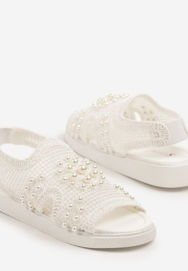 Białe Sandały z Siateczkową Cholewką i Perłami Lisamira