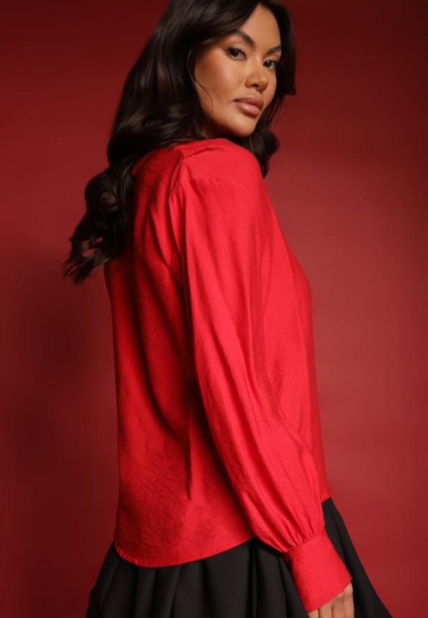 Czerwona Bluzka z Bufiastymi Rękawami i Trójkątnym Dekoltem Hilko