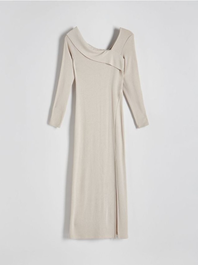 Dzianinowa sukienka z asymetrycznym dekoltem - beżowy