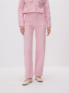 Jeansy straight z haftem - różowy