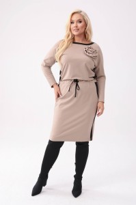 Elegancka beżowa ołówkowa sukienka Raya z czarnymi wstawkami i odpinaną różą PLUS SIZE XXL OVERSIZE