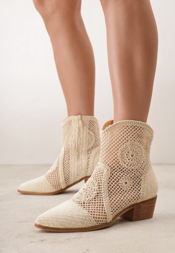 Beżowe Botki Kowbojki VICES na Niskim Stożku z Ażurową Cholewką Azinessa